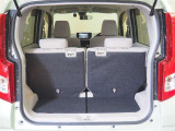 シートを倒せば広々なトランクルーム。これなら長物のお荷物も楽々♪