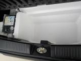 スペアタイヤレスにつき応急パンク修理キットを荷室床下に搭載しております