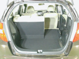 リアシートは6:4の分割可倒式で荷物に合わせて積み込み可能です。シートアレンジ次第でさまざまな大きさの荷物の積み込みが可能です。
