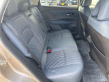 ★リアシート★昔に比べて足元がゆったり広くなりました。運転席だけではなく、すべての席に座ってみて下さい。同乗者様もきっと喜ばれると思います。