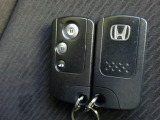 ★Hondaスマートキーシステム★キーを携帯するだけで、手軽にドアやテールゲートの施錠・解錠が可能です。