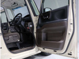 運転席・助手席ドアは開口範囲が広く、とても乗りやすいですよ!収納スペースもあります!
