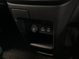 スマートフォンなどの充電に便利なUSBジャック。運転席からも助手席からも使いやすいです。