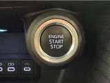 エンジンスタートボタンです。キーが車内にあれば、エンジンの始動・停止はブレーキを踏んでスイッチを押すだけ!キーを取り出す手間を省き、ワンプッシュでエンジンを操作するので簡単でスムーズです。