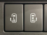【両側パワースライドドア】スマートキーや運転席のスイッチで後席両側スライドドアの開閉が可能♪電動だから力を入れてドアを開ける必要が無く、小さなお子様でも簡単に開け閉めでき快適です♪
