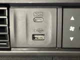 エアコン操作パネルの左側に、スマートフォンなどの充電可能なUSB端子と、音源などの外部入力の可能なUSB端子がついています。移動中に充電もできるので便利です。