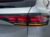 ダイナミックターンインジケーター付きLEDテールランプ。流れるウィンカーが視認性と先進性を高め、後方からの存在感を際立たせます。