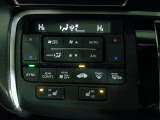 オートエアコンは左右席で独立温度コントロールが可能です。シートヒーター付きで、冷えた車内でもスイッチを押せば数秒で座面と背もたれがあたたかくなります。