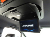 アルパイン製12.8インチ後席ディスプレイを装備しております。