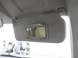 バニティミラー付サンバイザー。前席のサンバイザー裏に装備される小さなミラーです。女性がお化粧をチェックするのに最適、ということでバニティ(vanity=化粧テーブル)ミラーと呼ばれてます。