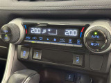 左右独立温度コントロールフルオートエアコンです。運転席、助手席それぞれで独立して温度設定ができます。冷え性の方が乗っても安心ですね♪