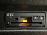 【ETC】有料道路を利用する際に料金所で停止することなく通過できる、ETC車載器(ノンストップ自動料金収受システム機器)が装備されています。セットアップを行うことで利用可能になります。