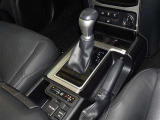 操作が楽なフロアシフトです、レバー式パーキングブレーキで足元インパネ周りもすっきりしています。