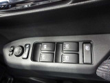 パワーウィンドウスイッチで運転席から全席の窓の開閉ができます。