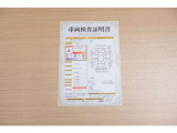 【車輌検査証明書】店頭にてクルマの状態が一目で分かる検査証明書を公開中。トヨタ認定検査員が厳しく査定し、状態を点数と図解で表示しています。修復歴はもちろん、傷やヘコミの箇所や程度がご確認いただけます。