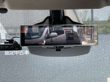 インテリジェントルームミラーです。人や物で視界が遮られてても、車体後部のカメラ映像に切り替えることにより、クリアな後方視界を実現しています。