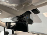 いくら安全運転をしていても、事故に巻き込まれることもあります。万が一の時に証拠として使えるドライブレコーダー、純正オプションで4万円ほどかかるものが付いています。