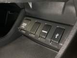 アクセサリーソケットはUSBのアダプターなどをつければ、スマホの充電にも使えます。横にはナビゲーション用の外部入力可能なUSB端子やHDMI端子がついており、周辺には物が置けるトレーがついています。