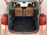 リアシートの背もたれを倒してさらに広々としたトランクスペースになります。段差も少なく荷物の出し入れもしやすくなっています。