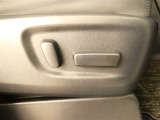 運転席電動シートは、シートポジションを細かく調整できるので長時間の運転もリラックスできますね。