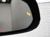 隣車線を走る車両をレーダーで検知し、ドアミラーでは確認しにくい後側方エリアに存在する車両に加え、急接近してくる車両も検知します。車両を検知するとドアミラーに搭載されたLEDインジケーターが点灯します。
