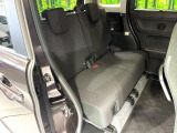 後部座席も気になるようなキズ・汚れやへたり等、大きなダメージはなく、良好な状態です。