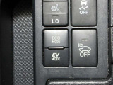 走りを選べる2つのモードスイッチ。エコドライブモード:燃費優先の制御を実施。 EVドライブモード:モーターのみで静かに走行。