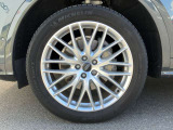 20インチ純正アルミホイール装備 全車両に標準装備の純正アルミホイールは、純正ならではのバランスの良いデザインと、走行安定性をお楽しみ頂けます。
