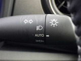 【オートライト】車外の明るさに応じて、自動的にライトの点灯・消灯をしてくれます。