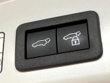 【パワーバックドア】スマートキーや運転席のボタンを押すだけでリアゲートが自動で開閉します!荷物を持っている時や、高い位置にあるバックドアを閉める際に便利な機能です♪