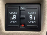 【両側パワースライドドア】両側がパワースライドドアになっており、運転席のスイッチやスマートキーでも開閉が可能です!開口部も広いので乗り降りも楽々♪