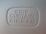 サイドカーテンエアバックシステムは、側面衝突時に大人から子供までさまざまな体格の乗員の頭部や頚部を広範囲で保護。特にセンターピラーへの頭部衝突を防ぐ展開性能を実現しています。