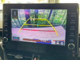 【バックカメラ】駐車時に後方がリアルタイム映像で確認できます。大型商業施設や立体駐車場での駐車時や、夜間のバック時に大活躍!運転スキルに関わらず、今や必須となった装備のひとつです!