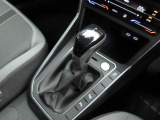レザーのシフトノブを採用しています。