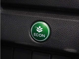 ◆ECONスイッチ(ECONモード)◆エンジンやエアコンといった、クルマ全体の動きを燃費優先で自動制御するECONモード。空調など快適性を優先したいときは、スイッチを押してOFFにできます。