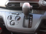 扱いやすい専用シフトレバーとマニュアルエアコンです。操作がシンプルで扱いやすいダイヤル式です(*'&omega;'*) 寒冷地仕様で前席にシートヒーターを装備!寒い時期にはうれしい装備ですね(*^^*)