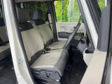 運転席まわりには十分なスペースがあり、大柄な方でもゆったり運転していただける環境です。