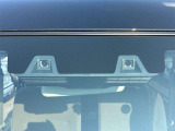 【スズキ】デュアルブレーキは、前方の車両や歩行者を2種類のセンサーで検知し、衝突の危険がある場合にブレーキを作動。事故リスクを軽減し、安全な運転をサポートします。
