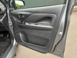 乗り降りで多く使用する運転席ドアですが、目立った傷や汚れもなく綺麗です!