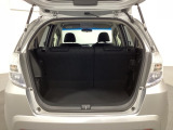 ラゲッジも広く使いやすいトランクは、開口部も広く荷物の積み下ろしもしやすいお車となっております。リアシートの背もたれは6:4の割合で分割して可倒できるので、長いお荷物などを載せることもできます。