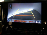バックガイドモニター付き。車両後方の映像をナビ画面に表示し、駐車などの後退操作をサポートします。