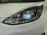 【LEDヘッドライト】悪天候や夜間走行時も良好な視界を確保し安心して運転できる高輝度LEDヘッドライトを装備!点灯速度が早く、消費電力も抑えられています。