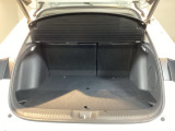 トランクの広さは、どうです、たくさんの荷物が積めますよ。トノカバー付き。荷室のプライバシーを守ってくれます。見た目もスッキリ、防犯性も高まります。