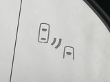 【ブラインドスポットモニター】走行中、ドアミラーの死角になりやすい箇所に後続車が接近するとサイドミラーのレンズに警告を表示!ドライバーに注意喚起をしてくれます。