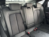 ●リアシート『フロントシート同様に固めの座り心地でホール性の高い設計。コンパクトボディながらも膝前スペースもしっかり確保されています。2人乗車可能』