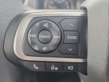 【ステアリングスイッチ】ステアリング上のスイッチで音量調整や通話操作が可能。運転中も手を離さずに操作でき、安全性と快適性を両立します。