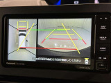 パノラミックビューモニターを装備。駐車場や交差点でクルマを真上から見るように周囲を確認できます。機能の詳細は販売店スタッフまでおたずねください。