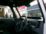 運転席もゆったりすわれます!!