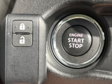 【キーレススタートシステム】カバンやポケットに入れたままでもドアの施錠・解錠が可能なスマートキーを装備。エンジンのオン・オフ時もカギを取り出す必要が無いからとっても便利です♪