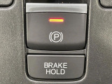 【オートブレーキホールド】信号待ちや渋滞で停車時にブレーキから足を離しても、停止状態を保持してくれます。前進するときはアクセルを踏めば自動で解除されるので安心♪街乗り運転が楽になります♪
